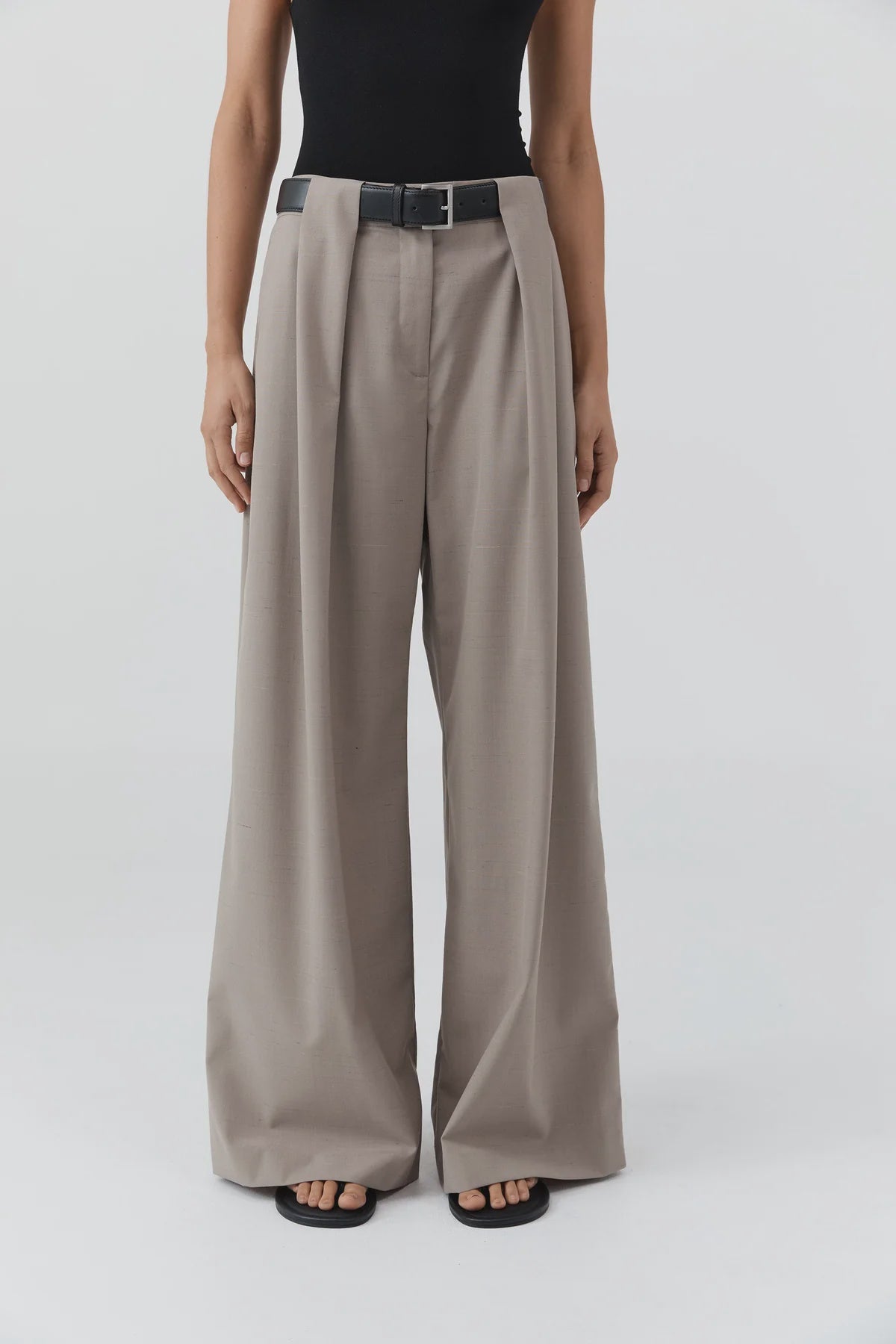 PLEAT LOOP PANTS - MOUSSE
