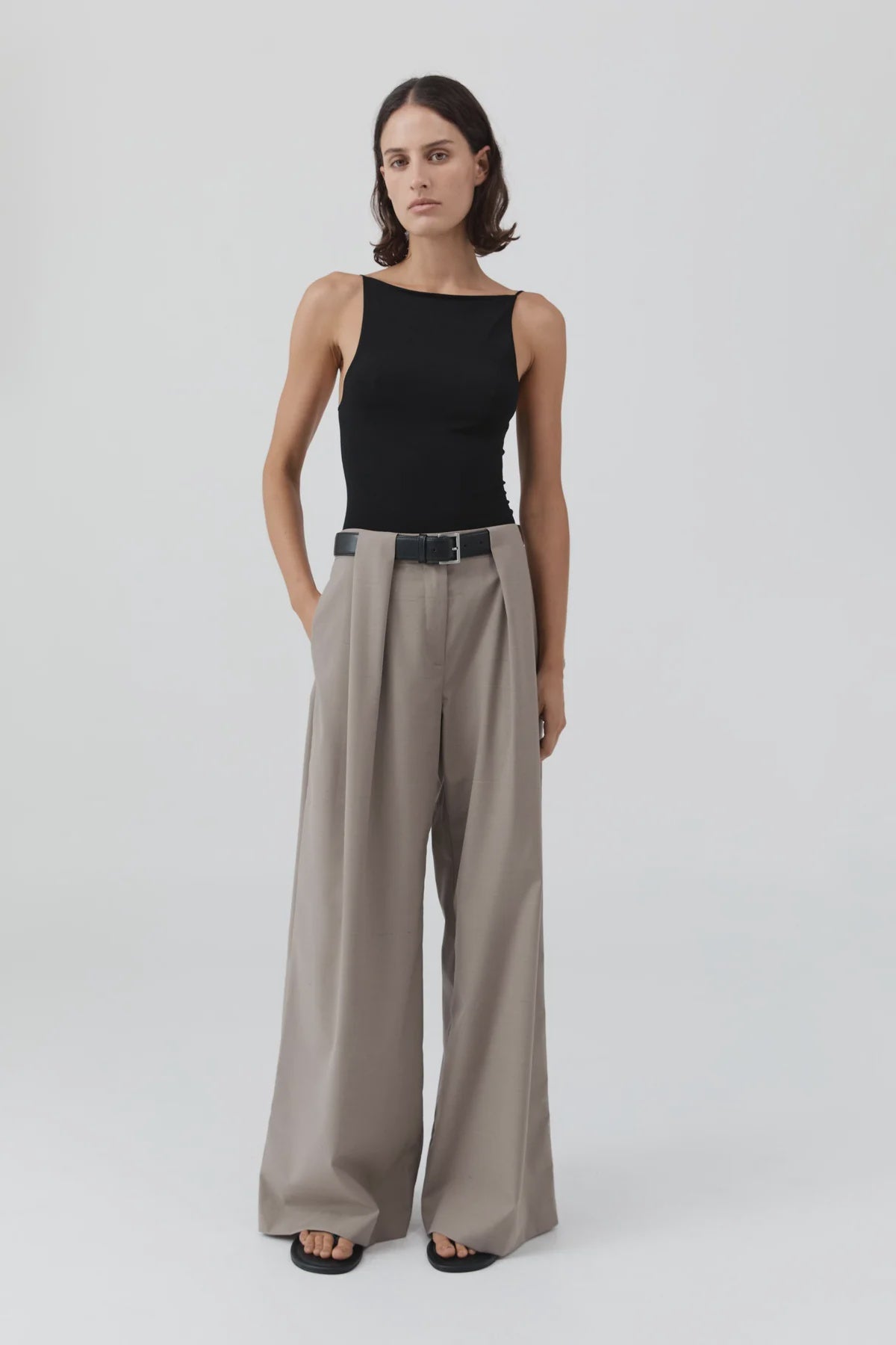 PLEAT LOOP PANTS - MOUSSE