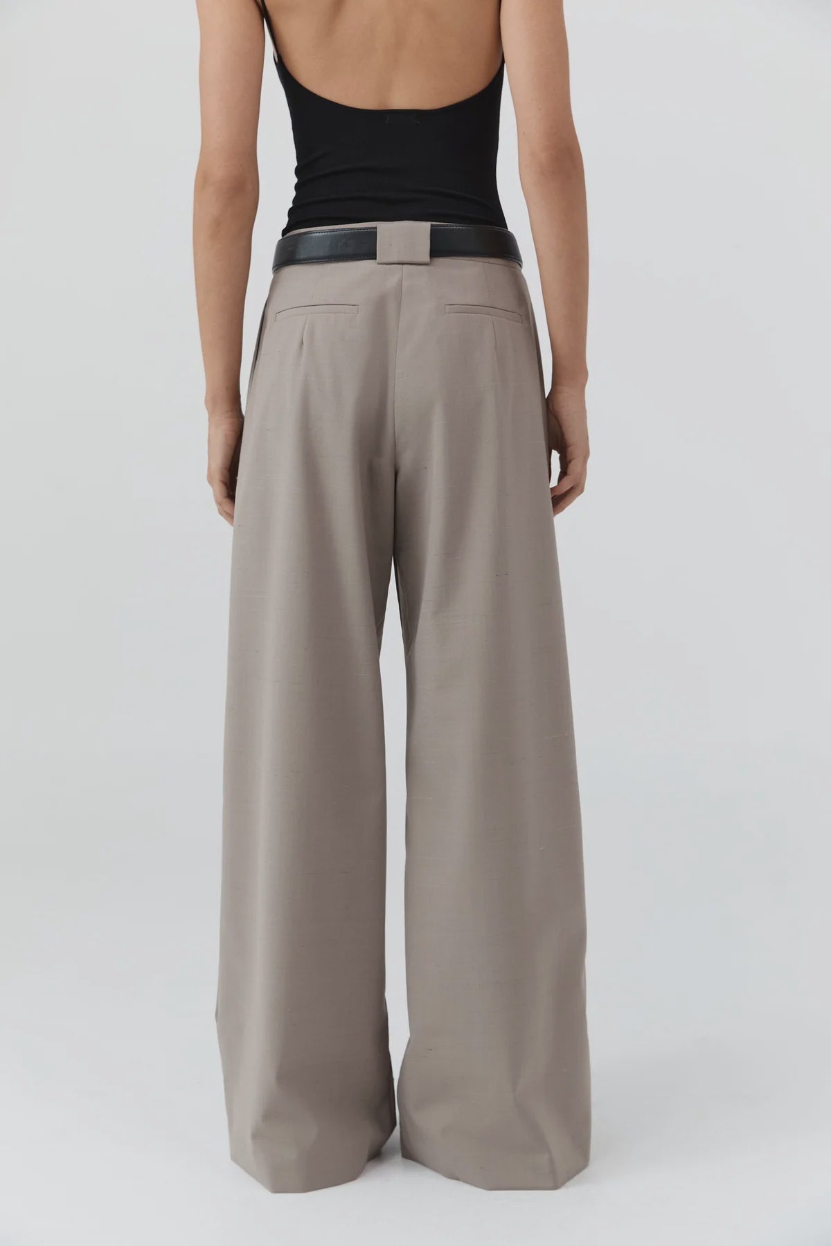 PLEAT LOOP PANTS - MOUSSE