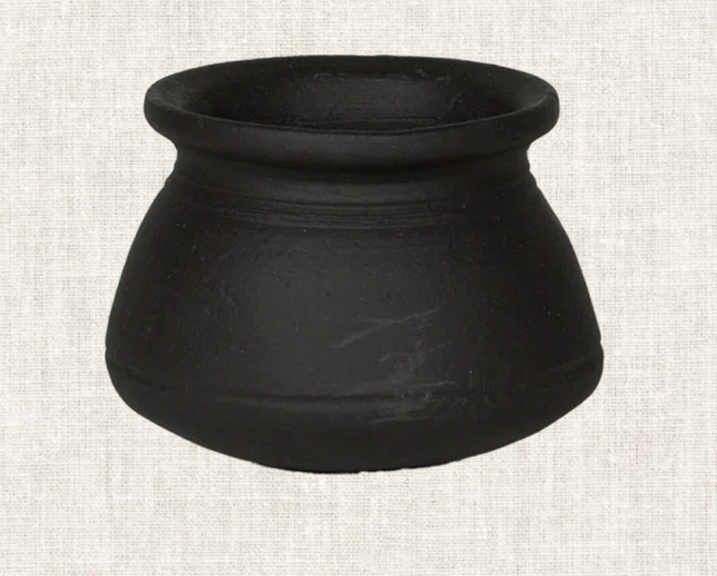 VINTAGE BLACK POT